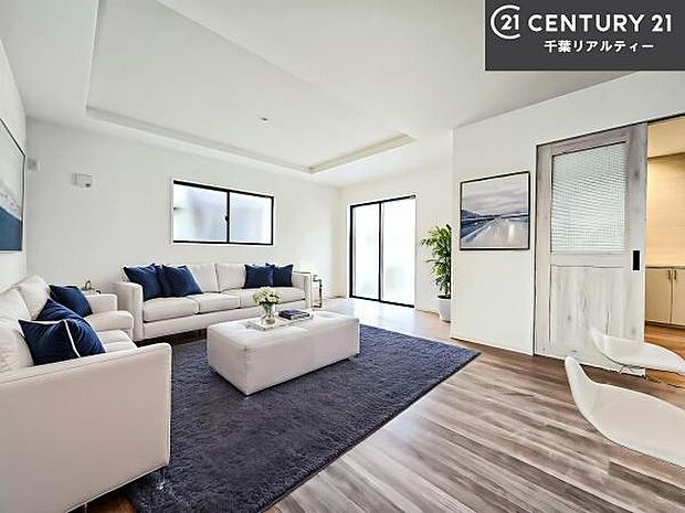 家具はCGパースです。開放感のある広々LDK！ソファーやダイニングテーブルを置いても窮屈にならないので快適に過ごせます！コミュニケーションが取りやすいリビングです！