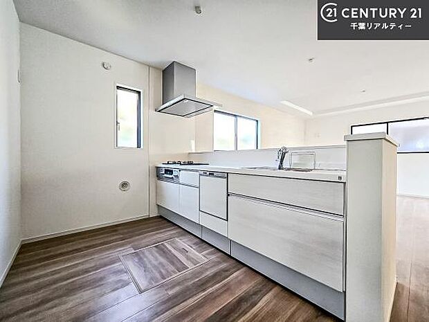 大人気の対面式システムキッチンを採用しています！ご家族のコミュニケーションが自然と増える設計です。お子様にも目が届くので嬉しいですね！広々使えて快適で作業が進みます。