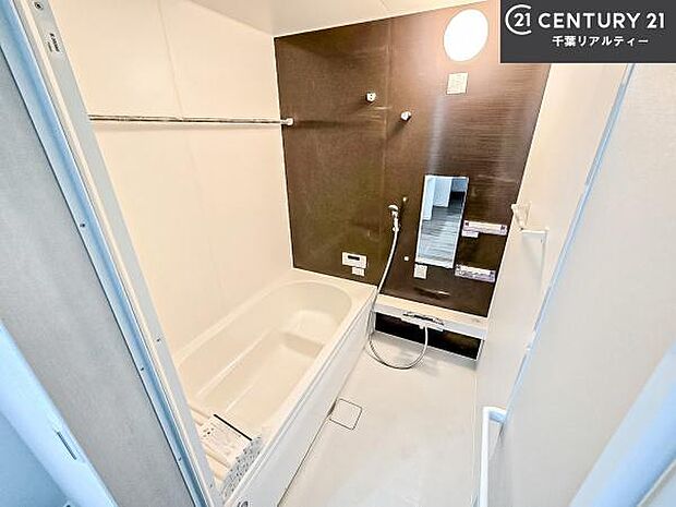 広々バスで一日の疲れをリフレッシュ。足が伸ばせるので、浴槽にもゆったりと浸かれますね！毎日のバスタイムが楽しみになります。