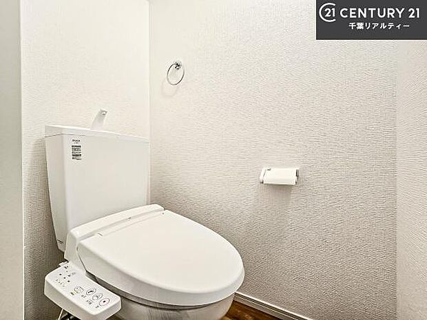 温水洗浄便座につき、冬場は便座が暖かくできるので冷たい便座に座らずに済む嬉しい仕様です！