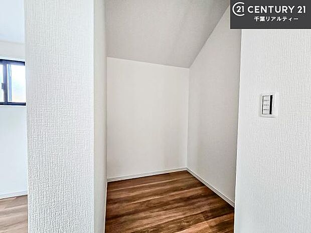 ウォークインクローゼット付きです。たくさんのお洋服などを収納しておけそうですね！他にも扇風機や加湿器など季節物の大きな家電も収納できます！