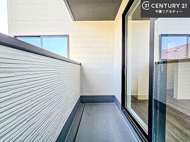 陽当たりの良いバルコニーで、お洗濯物もよく乾きそうですね！お天気の良い日にはバルコニーへ出てリフレッシュするのも気持ちよさそうです。