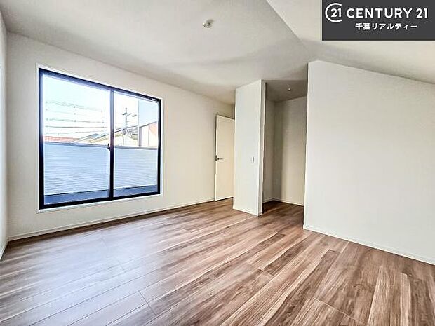 バルコニーに面している洋室です。明るく温もりがあり、換気もしっかりできます！朝起きて、外に出て背伸びをしつつ深呼吸をし良い朝を迎え入れることができます。