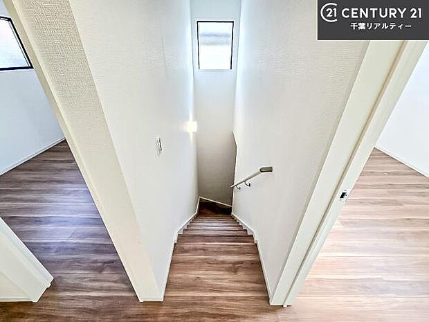 階段は明るく手摺りもついています！お子様やご年配の方も安心してご利用頂けますね！