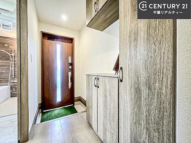 シューズボックス付きなので、玄関が片付きお掃除がしやすいです！スッキリした玄関で戸を開けた瞬間、清潔感のある心地いい空間が出迎えてくれます。