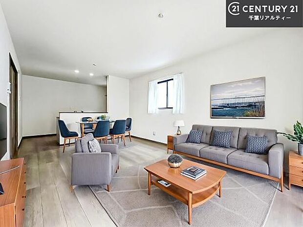 家具はCGパースです。心地良いリビングは家族が自然と集まります。家族団欒の時間が増えそうです。ご家族と、より一層充実した時間を過ごせそうですね。