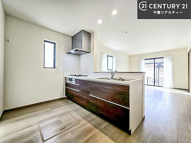 大人気の対面式システムキッチンを採用しています！ご家族のコミュニケーションが自然と増える設計です。お子様にも目が届くので嬉しいですね！広々使えて快適に作業が進みます。