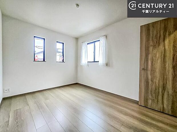 掃き出し窓がないお部屋は、お子様のお部屋としても安心です！収納スペースも充実しているので散らかったお部屋をサッと片付けられます！