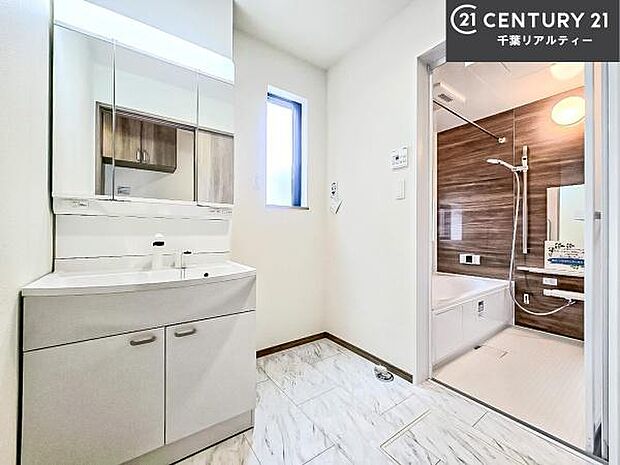 小窓付きの明るい洗面室です！湿気もすぐに入れ替えができて清潔に保つことができます！自然光が差し込むのでお化粧の仕上がりも良くなりますね！