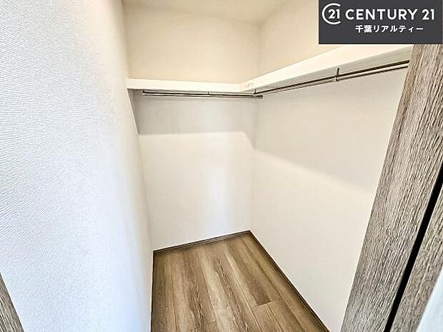 ウォークインクローゼット付きです。たくさんのお洋服などを収納しておけそうですね！他にも扇風機や加湿器など季節物の大きな家電も収納できます！