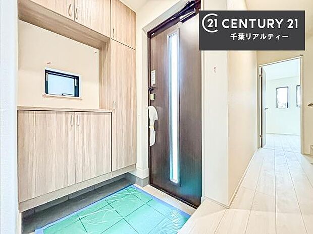 シューズボックス付きなので、玄関が片付きお掃除がしやすいです！スッキリした玄関で戸を開けた瞬間、清潔感のある心地いい空間が出迎えてくれます。