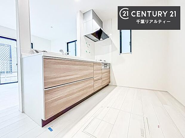 ゆとりある調理スペースで作業がしやすい快適なキッチンです！お子様と一緒にお菓子造りも楽しめる広々スペースです。楽しい調理時間になりそうですね！