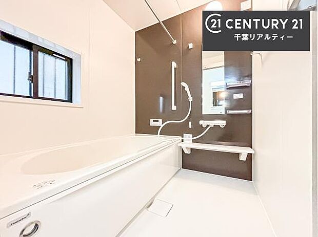 落ち着きある大人の雰囲気のバスルームは、味が出ていてバスタイムが充実！お仕事頑張っているご褒美にお好みの匂いの入浴剤を入れて、楽しんでみてはいかがでしょうか？