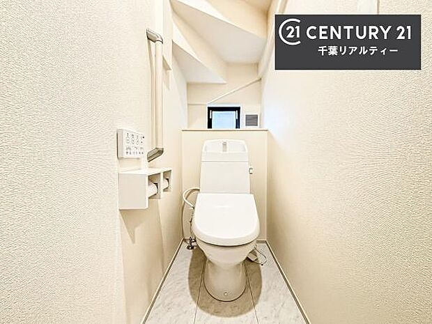 1・2階にトイレがございます！朝の忙しい時間帯も待たずにすみそうですね。白を基調とした清潔感のあるトイレでお手入れがしやすいです！