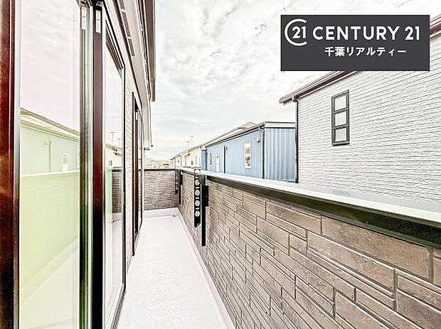 晴れた日には青い空を見渡せる開放的な時間を楽しめます。気持ちの良い風が通り抜ける街並みです！