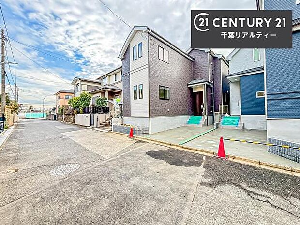 前面道路は広々としており、車の出し入れもラクラク。開放感あふれる立地で、安心して暮らせる住まいです。