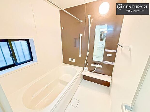 落ち着きある大人の雰囲気のバスルームは、味が出ていてバスタイムが充実!お仕事頑張っているご褒美にお好みの匂いの入浴剤を入れて、楽しんでみてはいかがでしょうか?