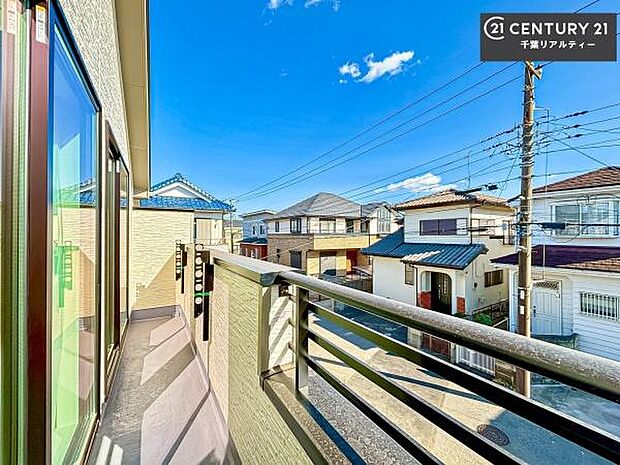 落ち着きある住宅街です!周囲には高い建物がなく、空が広く開放感があり、陽当たりを大きく遮られることもありません!気持ちの良い風が通り抜ける街並みです!