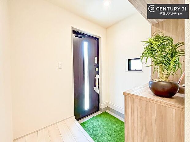 シューズボックス付きなので、玄関が片付きお掃除がしやすいです!スッキリした玄関で戸を開けた瞬間、清潔感のある心地いい空間が出迎えてくれます。