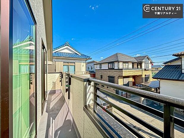 落ち着きある住宅街です!周囲には高い建物がなく、空が広く開放感があり、陽当たりを大きく遮られることもありません!気持ちの良い風が通り抜ける街並みです!