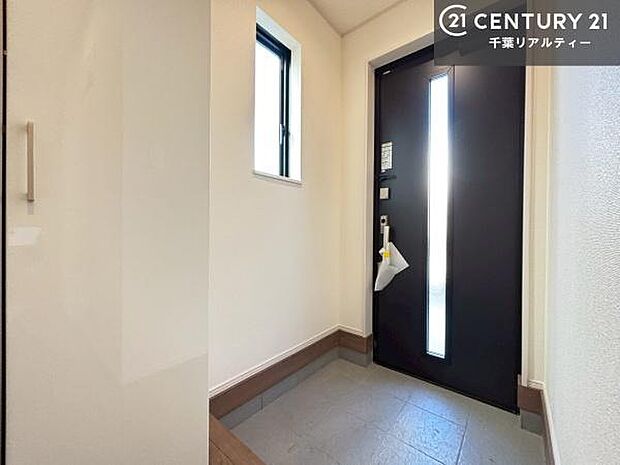 シューズボックス付きなので、玄関が片付きお掃除がしやすいです！スッキリした玄関で戸を開けた瞬間、清潔感のある心地いい空間が出迎えてくれます。