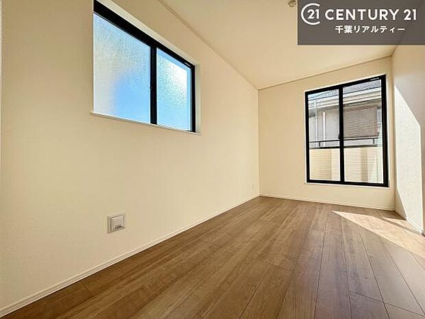 優しい光が差し込む和室は、朝の目覚めも気持ちが良さそうですね。おうち時間もゆったりと過ごすことができます。