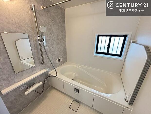 1日の疲れをしっかりと癒してくれる浴室です。おうちの素敵なリラクゼーション場所ですね。