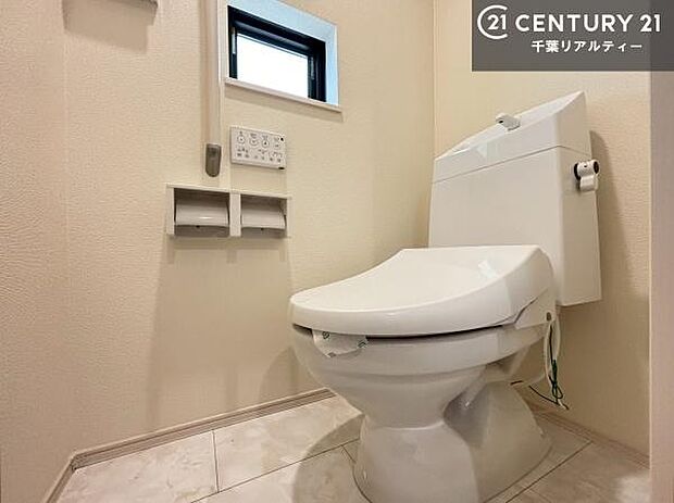 1・2階にトイレがございます！朝の忙しい時間帯も待たずにすみそうですね。白を基調とした清潔感のあるトイレでお手入れがしやすいです！