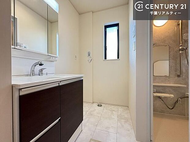 小窓付きの明るい洗面室です！湿気もすぐに入れ替えができて清潔に保つことができます！自然光が差し込むのでお化粧の仕上がりも良くなりますね！