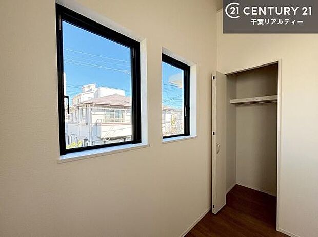 収納スペースがついています！居室をスッキリ整頓する事ができますね。家具を選ばないシンプルなデザインの為、家具を選ばずお気に入りの空間作りができそうですね。