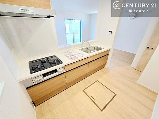 大人気の対面式システムキッチンを採用しています!ご家族のコミュニケーションが自然と増える設計です。お子様にも目が届くので嬉しいですね!広々使えて快適で作業が進みます。