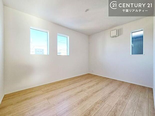 優しい光が差し込む洋室は、朝の目覚めも気持ちが良さそうですね。おうち時間もゆったりと過ごすことができます。優しい色合いのフローリングがどんな家具にもマッチします!