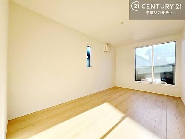 掃き出し窓がないお部屋は、お子様のお部屋としても安心です!収納スペースも充実しているので散らかったお部屋をサッと片付けられます!