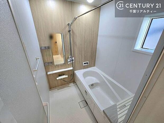 窓からのやわらかな光が差し込む浴室は、換気もしやすく快適。1日の疲れをしっかりと癒してくれる浴室です。