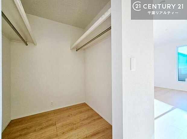 ウォークインクローゼット付きです。たくさんのお洋服などを収納しておけそうですね!他にも扇風機や加湿器など季節物の大きな家電も収納できます!