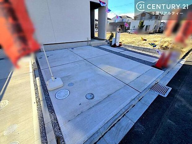 駐車スペースは2台分あります!セカンドカーはもちろん、バイクや自転車なども置き場所に困りません。