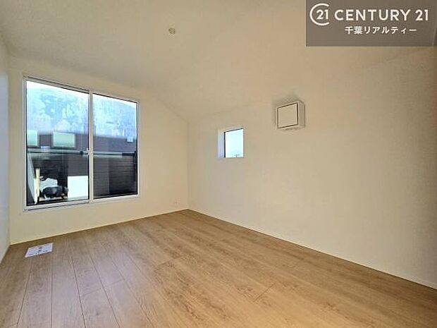 バルコニーに面している洋室です。明るく温もりがあり、換気もしっかりできます!