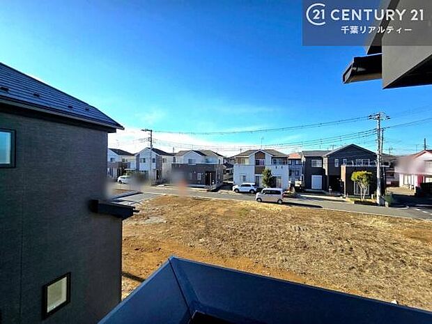 落ち着きある住宅街です!周囲には高い建物がなく、空が広く開放感があり、陽当たりを大きく遮られることもありません!気持ちの良い風が通り抜ける街並みです!