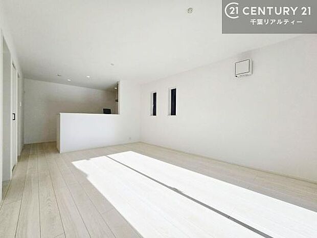 ソファーやダイニングテーブルを置いても窮屈にならないので快適に過ごせます!コミュニケーションが取りやすい空間です。