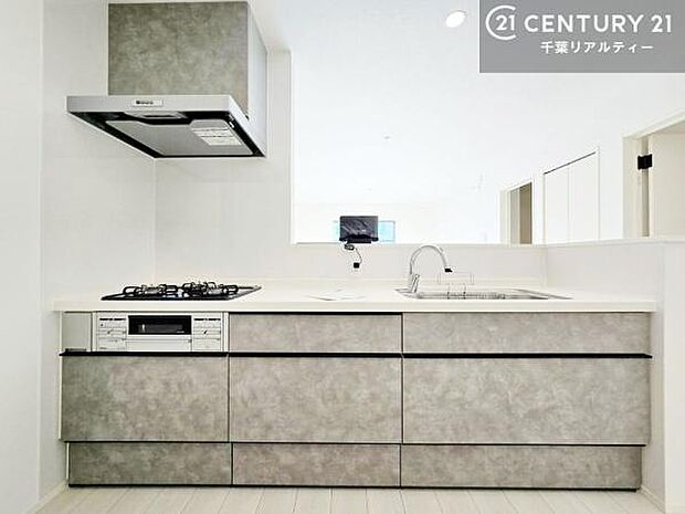 大人気の対面式システムキッチンを採用しています!ご家族のコミュニケーションが自然と増える設計です。お子様にも目が届くので嬉しいですね!広々使えて快適で作業が進みます。