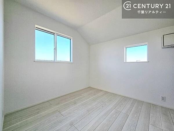 掃き出し窓がないお部屋は、お子様のお部屋としても安心です！収納スペースも充実しているので散らかったお部屋をサッと片付けられます！