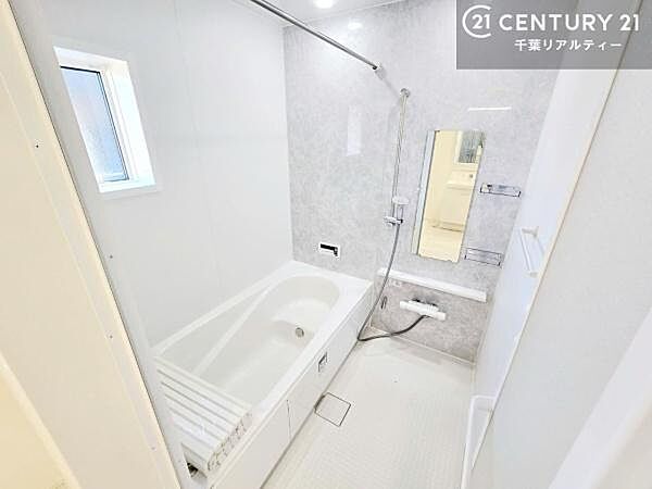 窓からのやわらかな光が差し込む浴室は、換気もしやすく快適。1日の疲れをしっかりと癒してくれる浴室です。