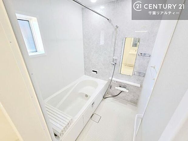 窓からのやわらかな光が差し込む浴室は、換気もしやすく快適。1日の疲れをしっかりと癒してくれる浴室です。