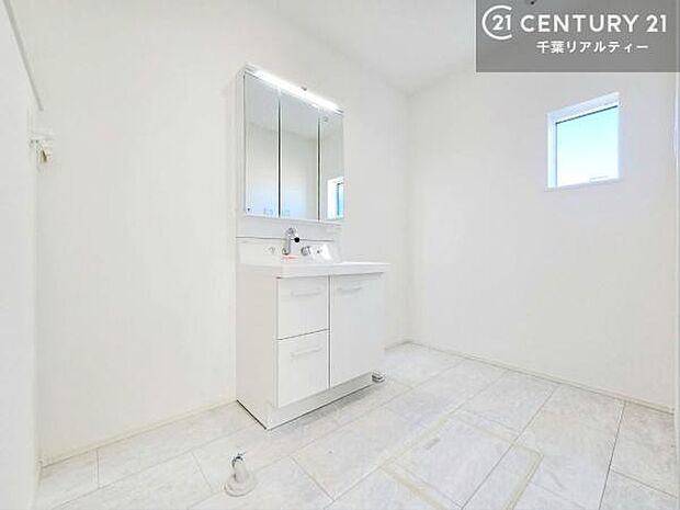 スタイリッシュなデザインの洗面台を採用。洗練された空間が、朝の準備や帰宅後の時間をより上質なものに演出します。