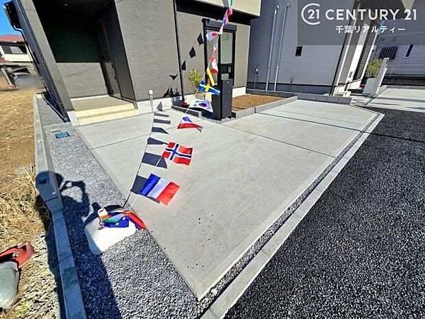 駐車スペースは2台分あります!セカンドカーはもちろん、バイクや自転車なども置き場所に困りません。