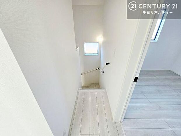 階段は明るく手摺りもついています!お子様やご年配の方も安心してご利用頂けますね!