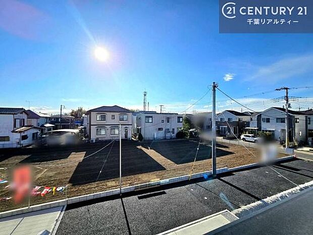 落ち着きある住宅街です!周囲には高い建物がなく、空が広く開放感があり、陽当たりを大きく遮られることもありません!気持ちの良い風が通り抜ける街並みです!