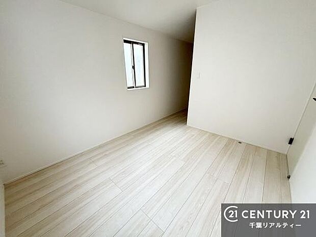 洋室は子供部屋や寝室、色々と用途多彩に利用できますね。収納力もたっぷりなので、広々気持ちよく過ごすことができます。