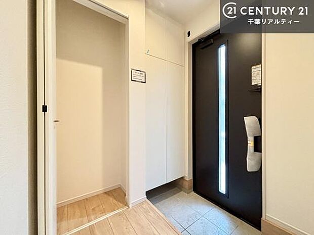 シューズボックス付き。玄関が片付きお掃除がしやすいです！スッキリした玄関で戸を開けた瞬間、清潔感のある心地いい空間が出迎えてくれます。