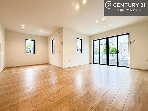 開放感のある広々LDK！ソファーやダイニングテーブルを置いても窮屈にならないので快適に過ごせます！コミュニケーションが取りやすいリビングです。